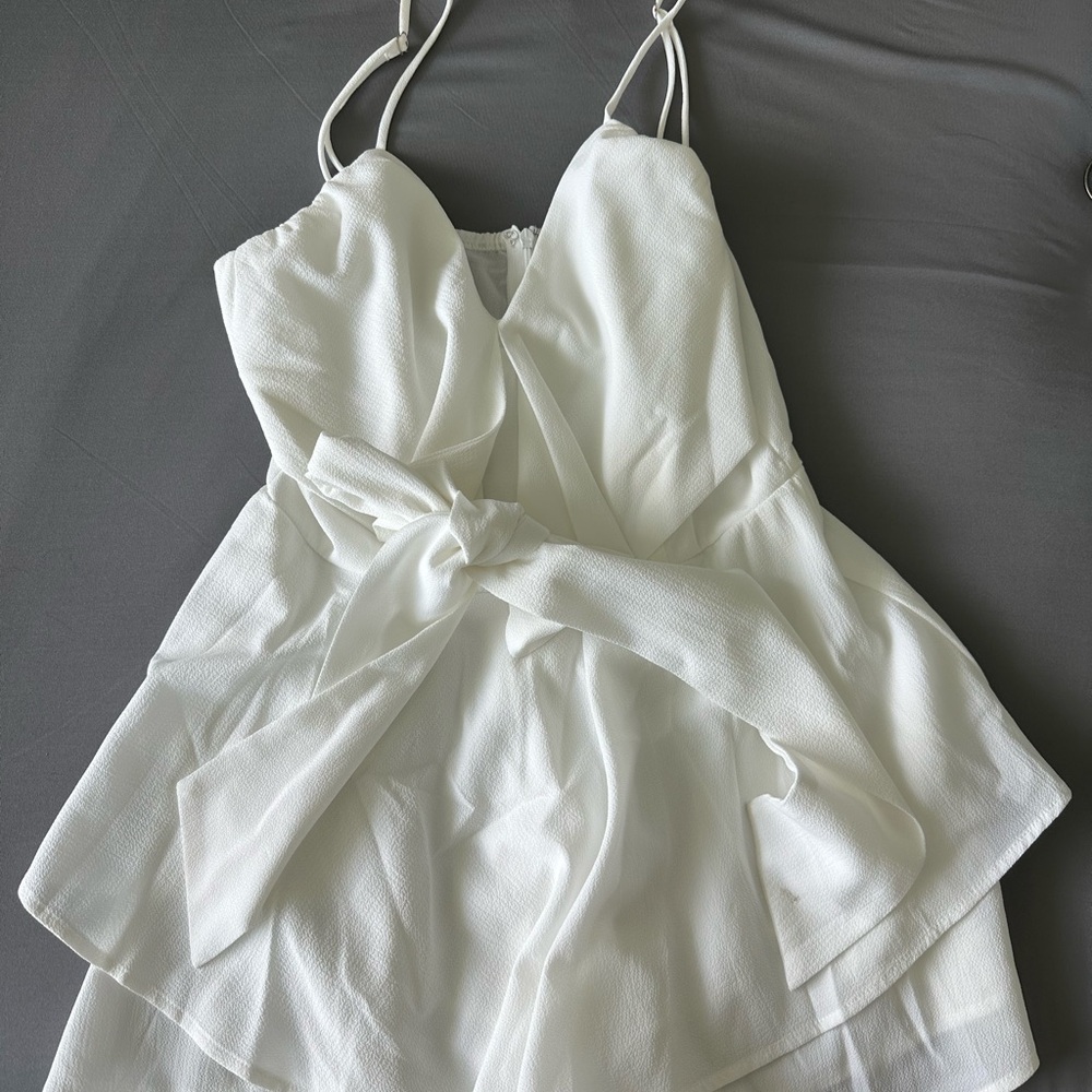 Elegant White Sleeveless Dress